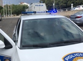 Slika PU_I/vijesti/2017/policijski auto i rotirka.JPG